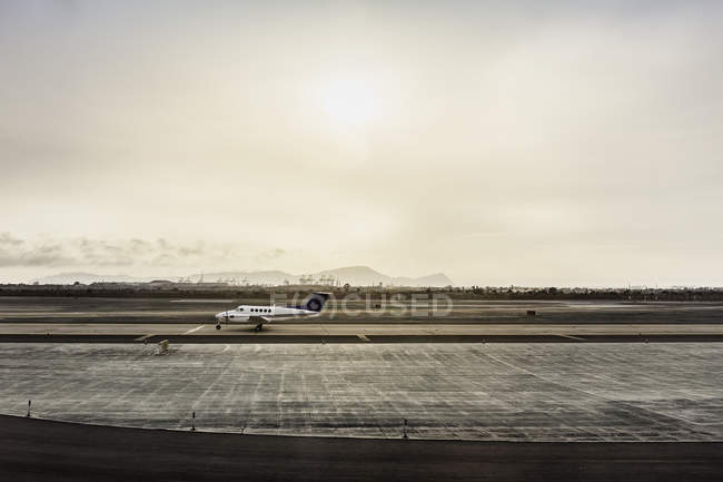 Aviões leves estacionários na pista, Lima, Peru — Fotografia de Stock