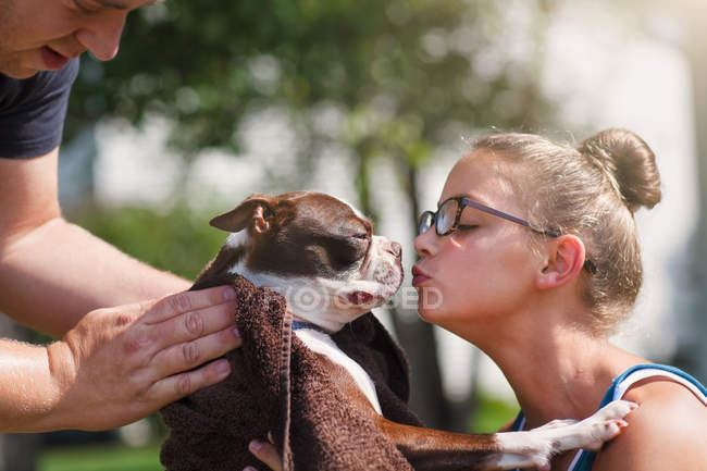 Father and daughter drying dog with towel — Stock Photo