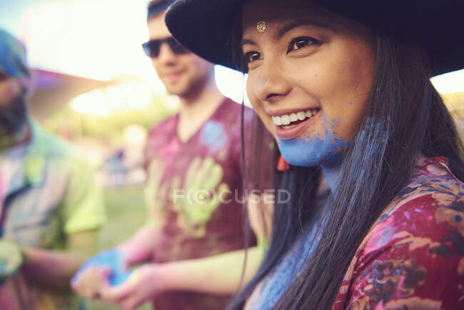 Giovane donna boho con polvere di gesso blu sul mento al festival — Foto stock