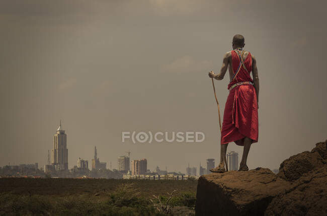 Masai-Mann in traditioneller Kleidung mit Blick auf Nairobis Skyline, Nairobi, Nairobi Area, Kenia — Stockfoto