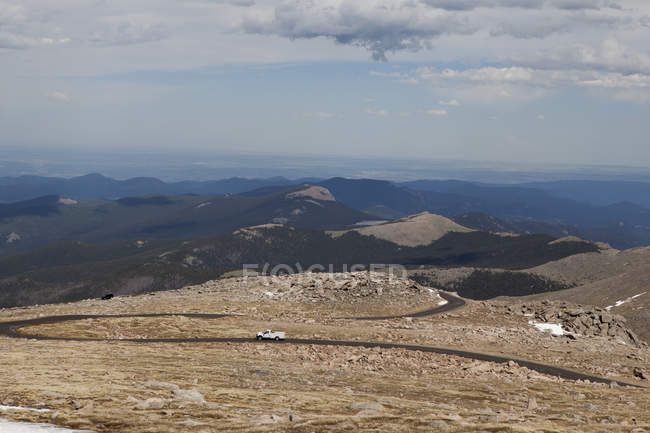 Evans Road vai para o cume de Mt Evans, Colorado, EUA — Fotografia de Stock