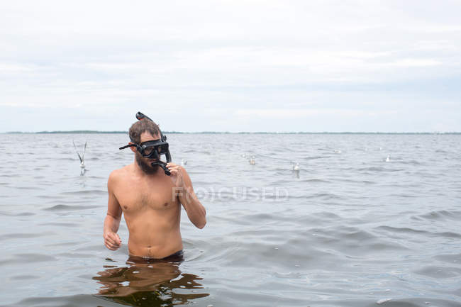 Homem na água usando máscara de snorkel — Fotografia de Stock