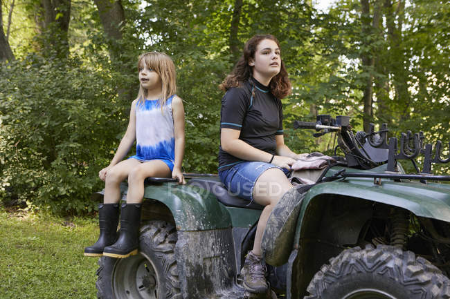 Две девушки сидят на квадроцикле — стоковое фото