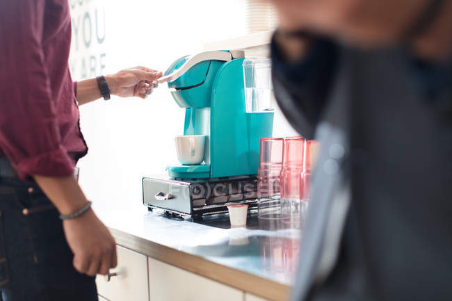 Обрізаний знімок бізнесмена за допомогою кавоварки — стокове фото