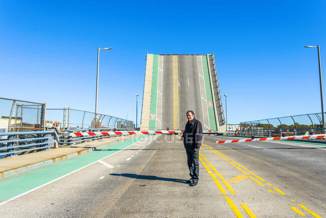 Retrato do trabalhador em frente à barreira e ponte levadiça na fábrica de biocombustíveis — Fotografia de Stock