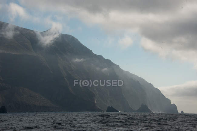 Côte agressive et falaises, île de Guadalupe, Mexique — Photo de stock