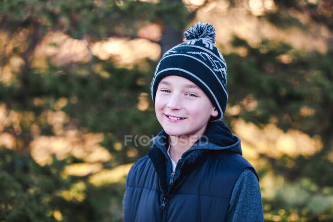 Портрет хлопчика, на відкритому повітрі, усміхнений — стокове фото