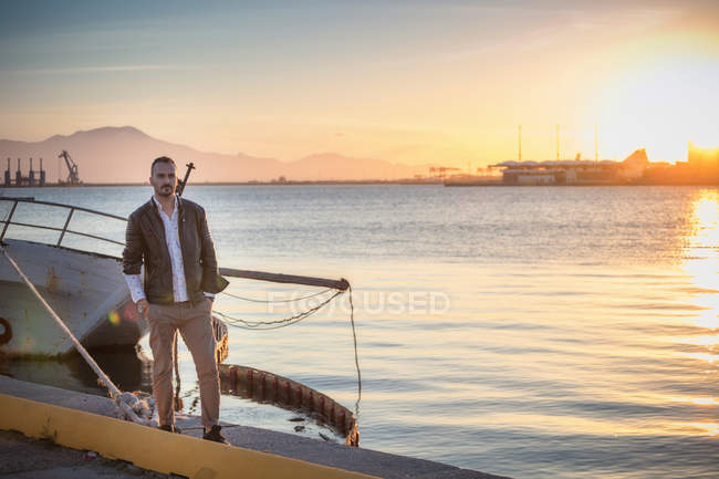 Uomo in piedi in barca al tramonto, Cagliari, Sardegna, Italia, Europa — Foto stock