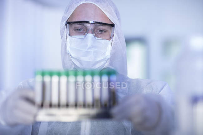 Лабораторний працівник тримає стелаж пробірки — стокове фото