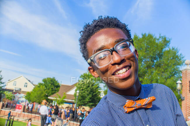 Retrato de adolescente usando gravata borboleta, sorrindo — Fotografia de Stock