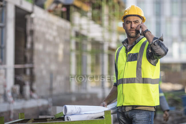 Travailleur de la construction utilisant mobile — Photo de stock