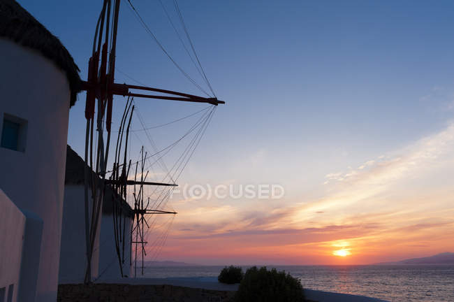Molino de viento al atardecer, Mykonos Town, Cícladas, Grecia - foto de stock