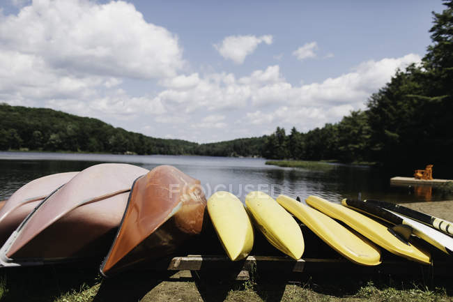 Canoas junto al lago, Huntsville, Canadá - foto de stock