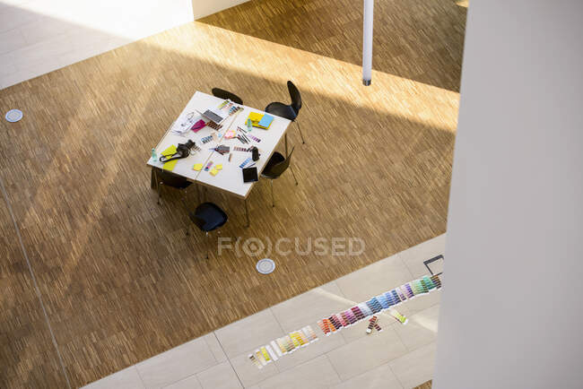 Amostras do portátil e da cor na tabela do estúdio do projeto, vista alta do ângulo — Fotografia de Stock