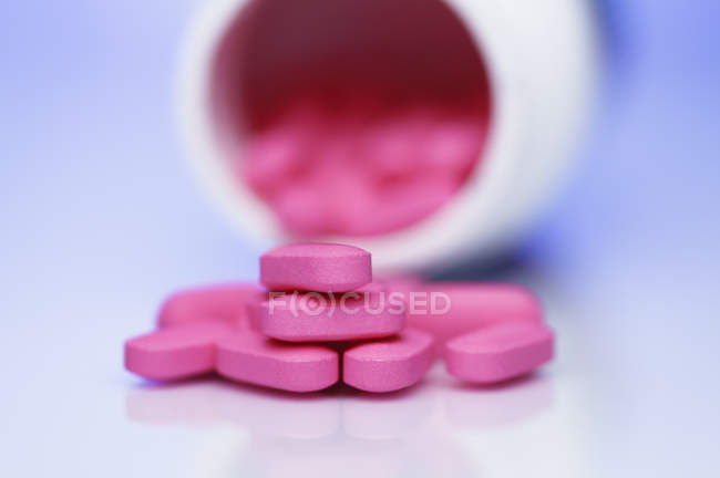 Pink 25mg Diphenhydramine antihistamine pills from medicine bottle — Stock Photo