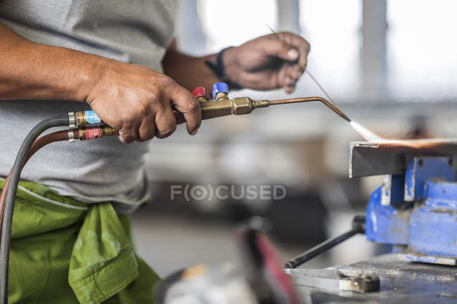 Vista recortada de la soldadura del hombre en taller de reparación de carrocería - foto de stock