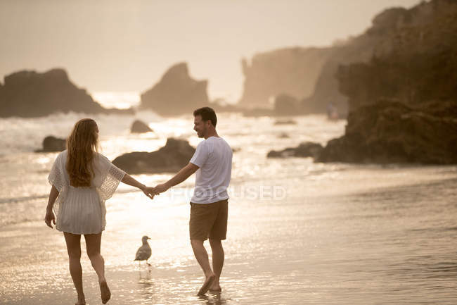 Coppia romantica sulla spiaggia, Malibu, California, Stati Uniti — Foto stock