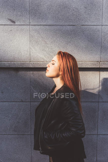 Visão lateral retrato de mulher de cabelos vermelhos com os olhos fechados — Fotografia de Stock