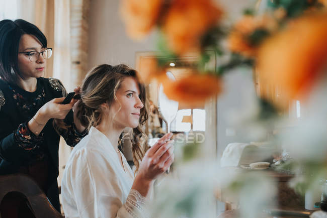 Braut bereitet sich mit Friseur auf Hochzeit vor — Stockfoto