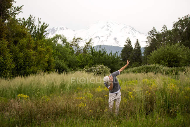 Jeune garçon dansant en milieu rural — Photo de stock