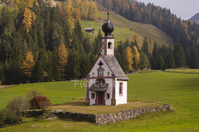 Chiesa di San Giovanni, Santa Maddalena, Valle di Funes, Dolomiti, Alto Adige, Italia, Europa — Foto stock