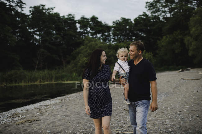 Schwangere paar am strand mit männlichem kleinkind sohn, ontariosee, kanada — Stockfoto