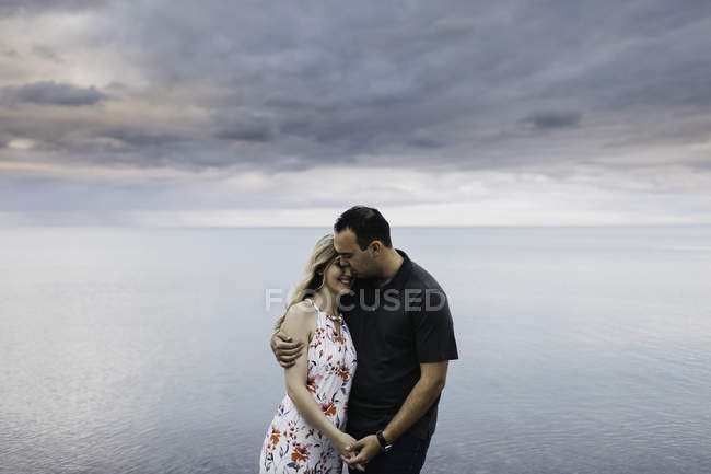 Casal romântico abraçando pela água, Oshawa, Canadá — Fotografia de Stock