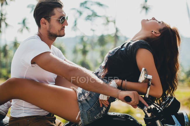 Jeune femme astride copain sur moto, Krabi, Thaïlande — Photo de stock