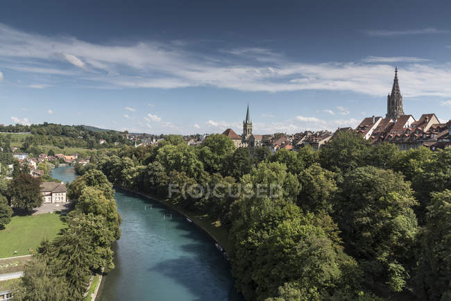 Vue aérienne de la rivière Aare bordée d'arbres, Berne, Suisse, Europe — Photo de stock