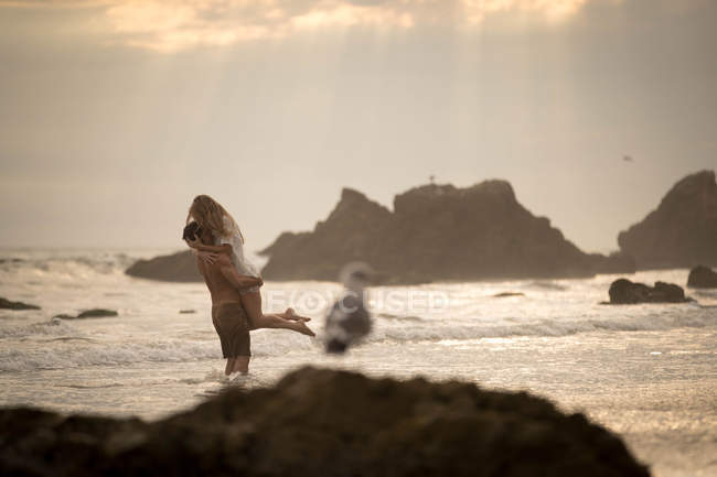 Casal romântico na praia, Malibu, Califórnia, EUA — Fotografia de Stock