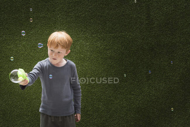 Junge macht Blasenmacher — Stockfoto