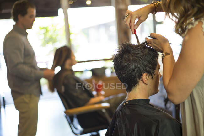 Hairstylists working in salon — Stock Photo