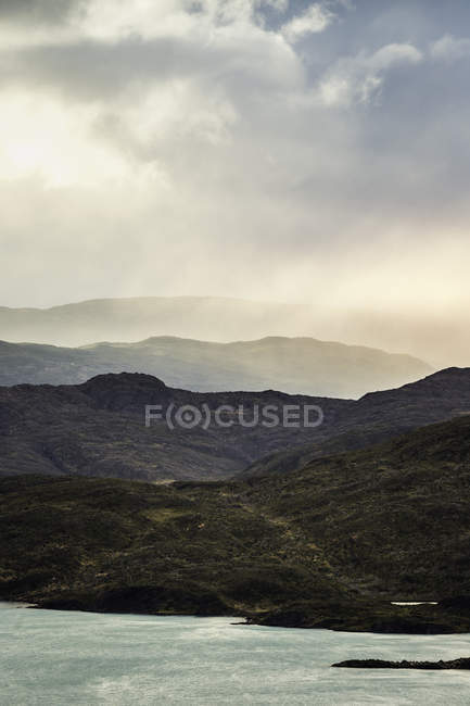 Хмара навівши гірські озера краєвид, Торрес дель Пайне Національний парк, Чилі — стокове фото