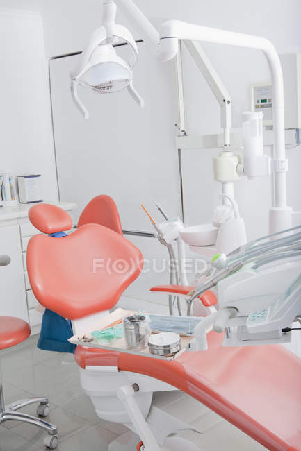 Chaise dentaire et équipement en clinique — Photo de stock