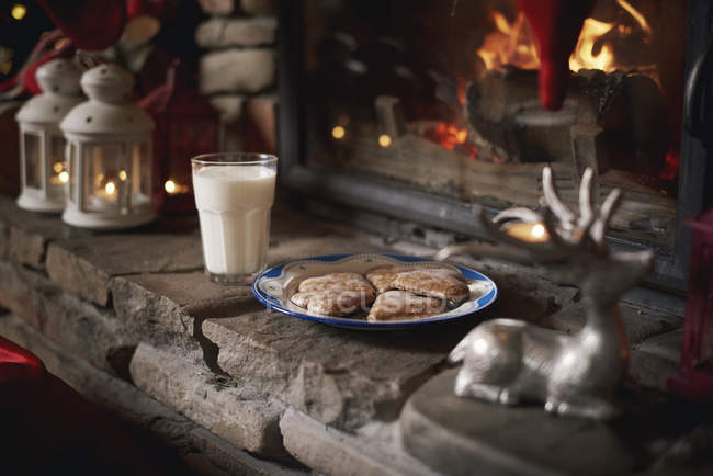 Kekse und Milch für den Weihnachtsmann, links neben dem Kamin — Stockfoto