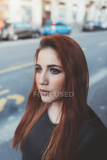 Portrait de femme aux cheveux roux regardant ailleurs — Photo de stock