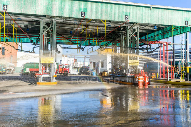 Mangueira de pressão do trabalhador Estação de limpeza de navios-tanque de biocombustível na fábrica de biocombustíveis — Fotografia de Stock