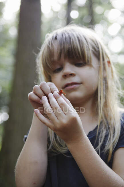 Young girl holding newt — Stock Photo