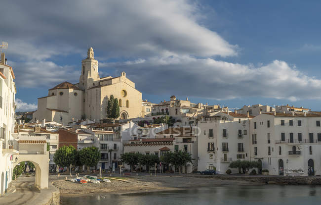 Dorf der cadaques, an der costa brava, spanien — Stockfoto