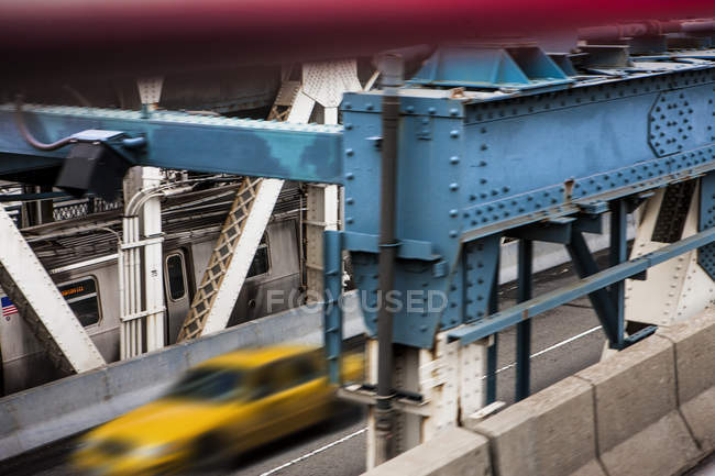 Yellow taxi driving over Manhattan Bridge, New York City, New York, USA — Stock Photo