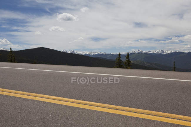 Squaw Pass highway and distant mountains, Evergreen, Colorado, Estados Unidos - foto de stock