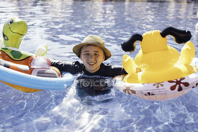 Retrato de menino na piscina exterior — Fotografia de Stock