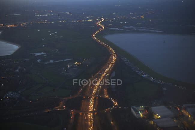 Vista ad alto angolo dell'aeroporto di Heathrow e M25 illuminato di notte, Londra, Regno Unito, Europa — Foto stock