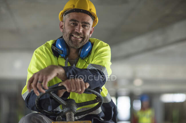 Trabajador de la construcción en el volante del vehículo - foto de stock