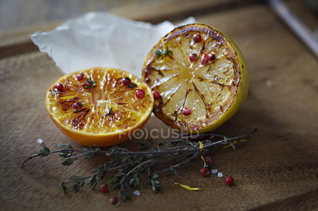 Metades vitrificadas de laranja e limão — Fotografia de Stock
