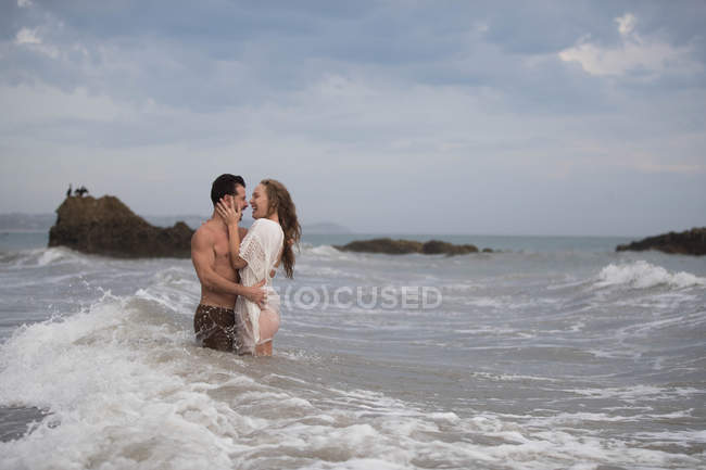 Романтическая пара на пляже, Малибу, Калифорния, США — стоковое фото