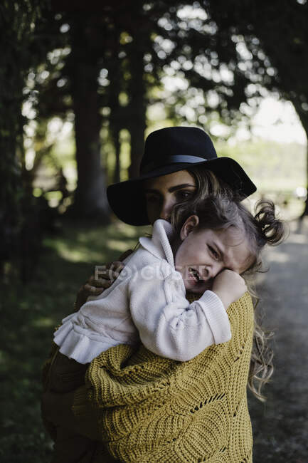 Mãe reconfortante chateado chorando menina — Fotografia de Stock