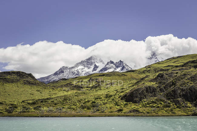 Nuvole sopra la montagna innevata, Parco Nazionale Torres del Paine, Cile — Foto stock
