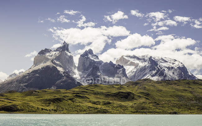Landschaft über grauen See und cuernos del paine, Nationalpark torres del paine, Chile — Stockfoto
