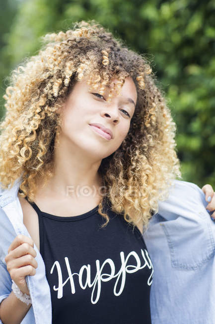 Woman opening shirt to reveal emotions — Stock Photo